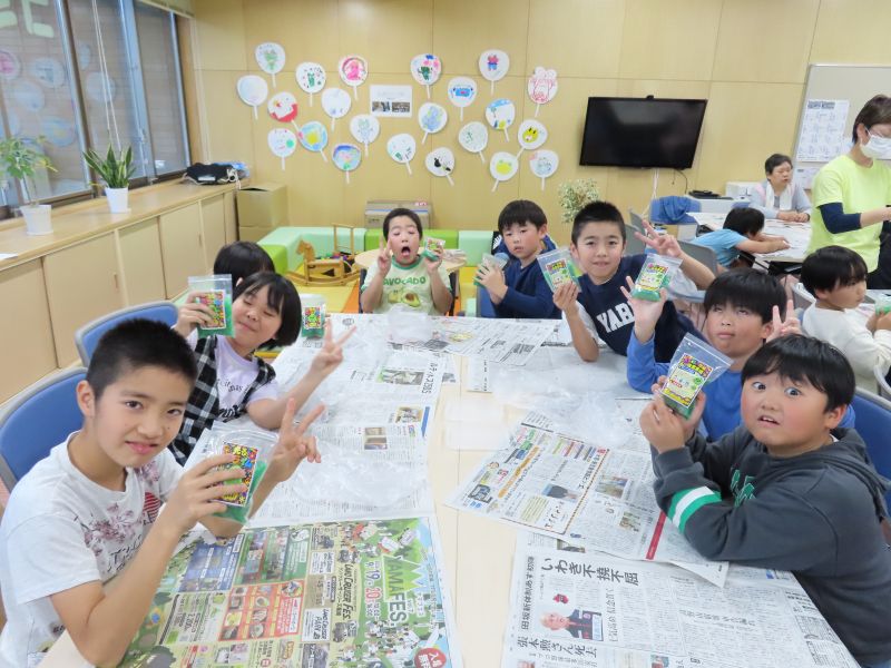 作成したスライムを手にこちらを向いている子供たち