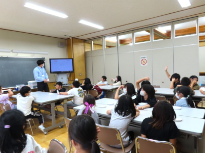 職員の話を聞く子どもたちの様子
