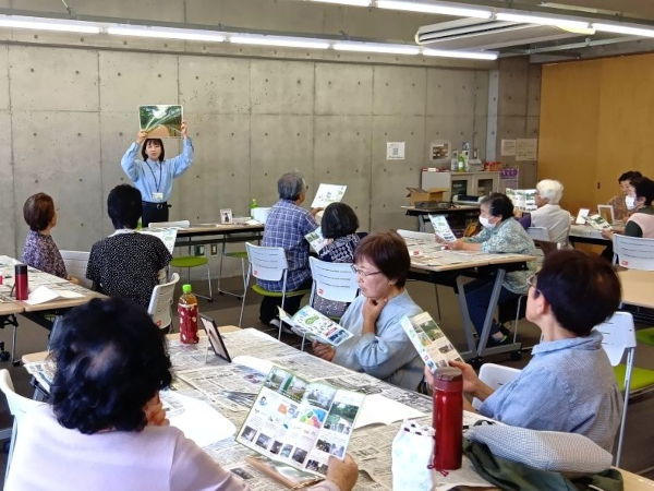 職員の説明を聞いている参加者たちの様子