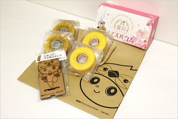 スマホスタンドやバウムクーヘンなどの記念品